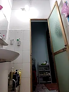 Snapshot of simsim-00 chatting on December 17, 7:42 pm simsim-00 online show from December 17, 7:42 pm