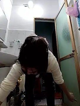 Snapshot of simsim-00 chatting on January 5, 8:12 pm simsim-00 online show from January 5, 8:12 pm