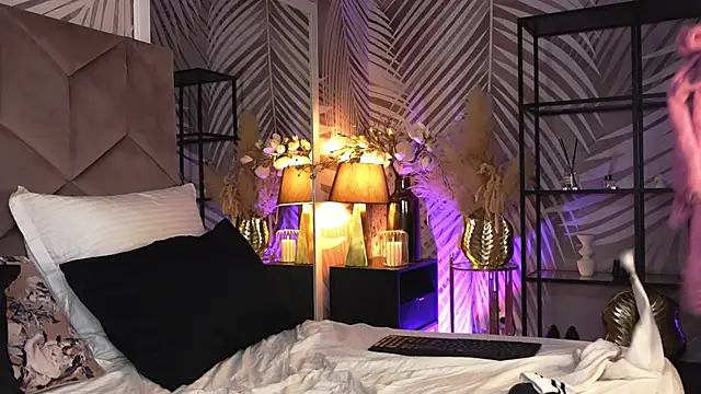 EvaRhea online show from March 12, 4:07 am