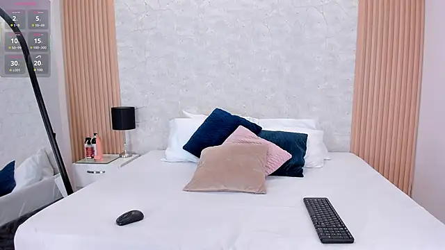 NaomyCollins   online show from September 30, 1:38 pm