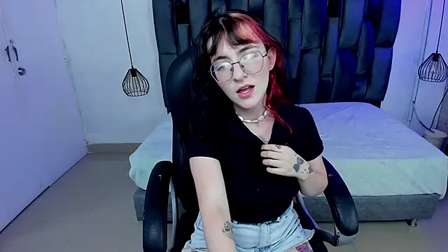 Snapshot of AfroditaLeclair chatting on November 6, 8:10 pm AfroditaLeclair online show from November 6, 8:10 pm