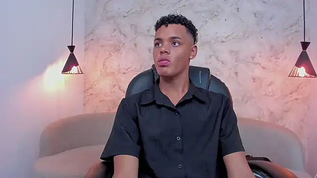 Valentino Thompson online show from November 19, 8:20 pm