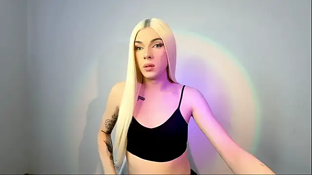 Snapshot of YourTrixie chatting on April 5, 7:49 am YourTrixie online show from April 5, 7:49 am