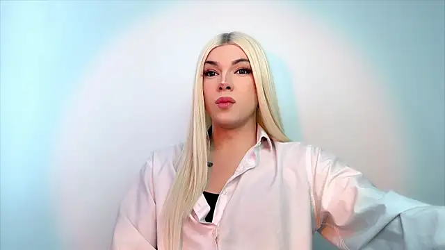 Snapshot of YourTrixie chatting on April 9, 6:19 am YourTrixie online show from April 9, 6:19 am