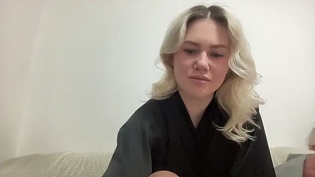 ElaraLuxxxe online show from December 2, 11:04 am