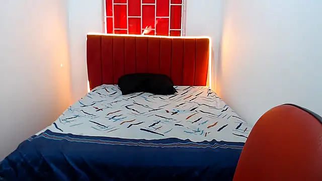 Snapshot of emili_veryhot chatting on October 9, 7:12 pm emili veryhot online show from October 9, 7:12 pm