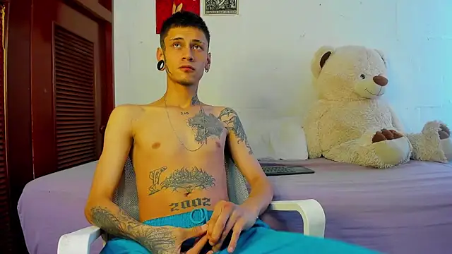 Snapshot of cold_snow013 chatting on October 19, 11:11 am cold snow013 online show from October 19, 11:11 am