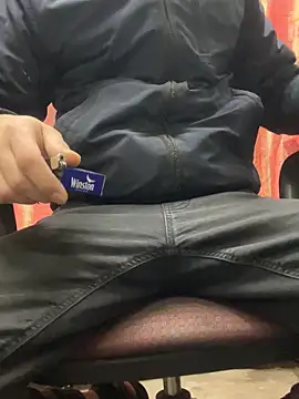 Snapshot of bmwe71 chatting on December 19, 11:28 am bmwe71 online show from December 19, 11:28 am