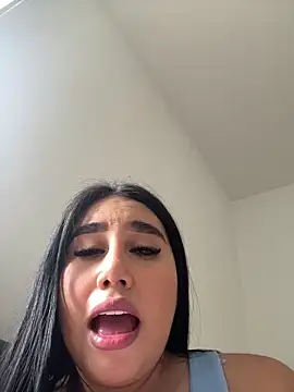 Sophie Dreamss online show from April 4, 8:50 pm