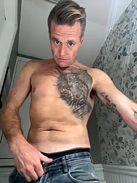Snapshot of DILFiGuess11 chatting on September 23, 12:13 am DILFiGuess11 online show from September 23, 12:13 am