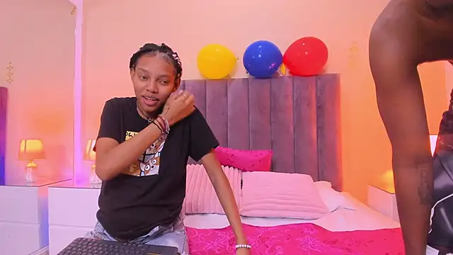 Snapshot of Kiaraa_y_Her_Crazy chatting on June 19, 4:17 am Kiaraa y Her Crazy online show from June 19, 4:17 am