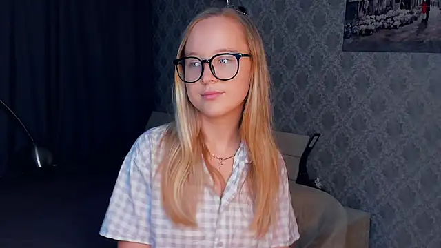 Snapshot of SoonMoor chatting on October 11, 6:39 pm SoonMoor online show from October 11, 6:39 pm