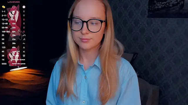 Snapshot of SoonMoor chatting on October 12, 4:17 pm SoonMoor online show from October 12, 4:17 pm