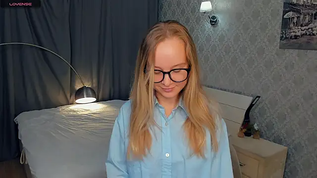 Snapshot of SoonMoor chatting on October 15, 5:24 pm SoonMoor online show from October 15, 5:24 pm