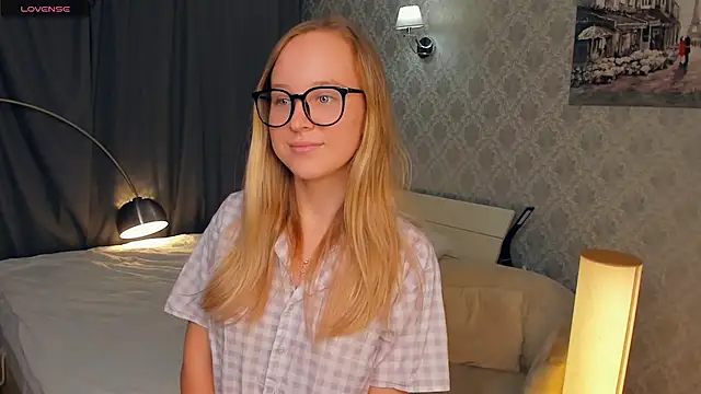 Snapshot of SoonMoor chatting on October 17, 5:26 pm SoonMoor online show from October 17, 5:26 pm