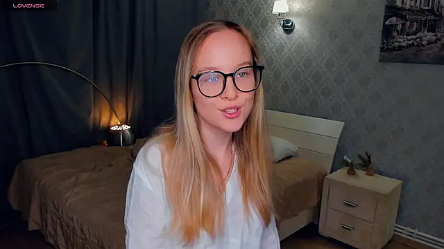 Snapshot of SoonMoor chatting on October 28, 6:10 pm SoonMoor online show from October 28, 6:10 pm