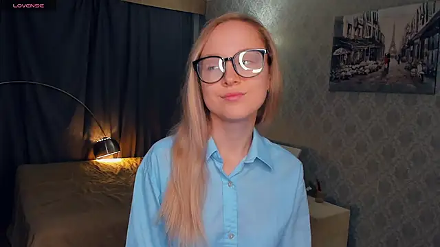 Snapshot of SoonMoor chatting on November 6, 6:42 pm SoonMoor online show from November 6, 6:42 pm