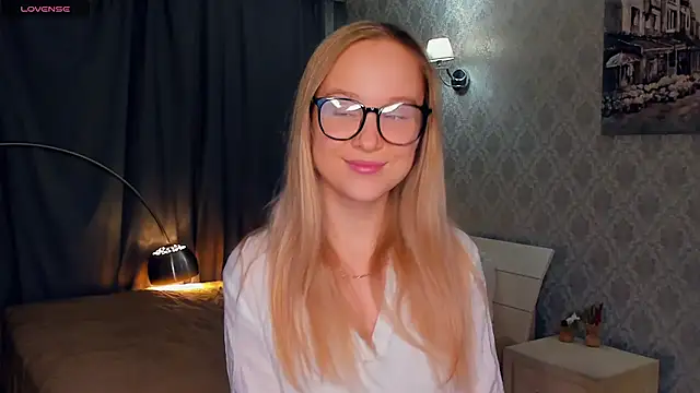 Snapshot of SoonMoor chatting on November 15, 6:59 pm SoonMoor online show from November 15, 6:59 pm