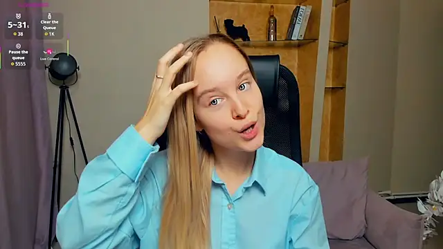 Snapshot of SoonMoor chatting on November 19, 7:36 pm SoonMoor online show from November 19, 7:36 pm