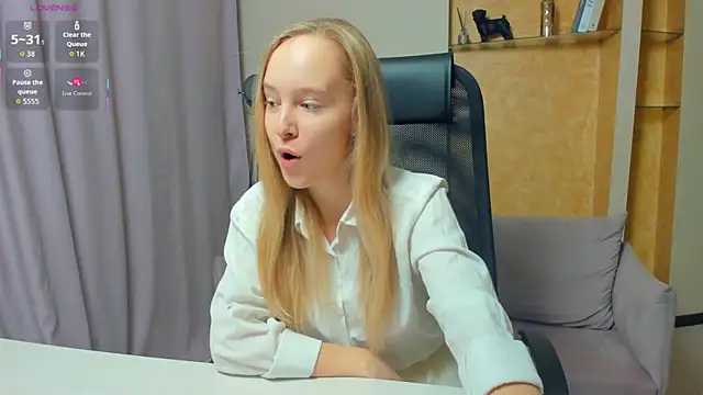 Snapshot of SoonMoor chatting on November 22, 7:24 pm SoonMoor online show from November 22, 7:24 pm