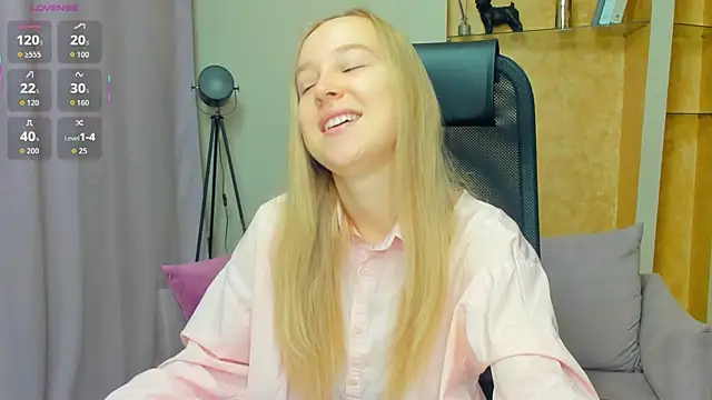 Snapshot of SoonMoor chatting on November 24, 7:02 pm SoonMoor online show from November 24, 7:02 pm