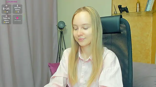 Snapshot of SoonMoor chatting on November 25, 7:03 pm SoonMoor online show from November 25, 7:03 pm