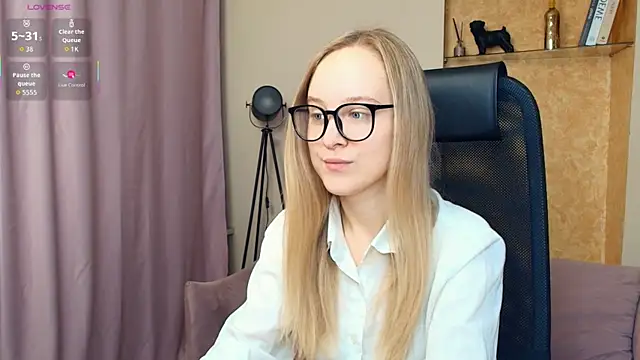 Snapshot of SoonMoor chatting on November 27, 7:16 pm SoonMoor online show from November 27, 7:16 pm