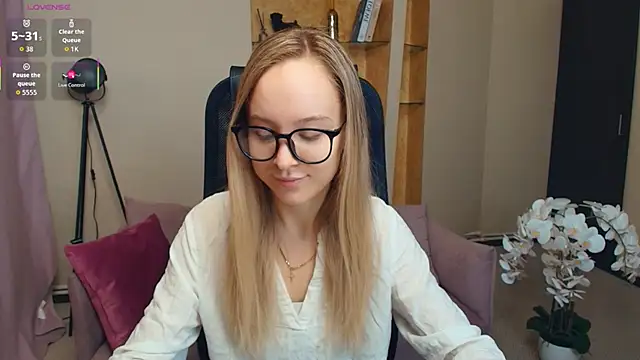 Snapshot of SoonMoor chatting on November 28, 7:05 pm SoonMoor online show from November 28, 7:05 pm