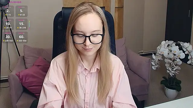 Snapshot of SoonMoor chatting on November 30, 7:18 pm SoonMoor online show from November 30, 7:18 pm