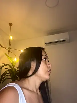 Snapshot of TiffanyyLam chatting on December 16, 11:37 am TiffanyyLam online show from December 16, 11:37 am