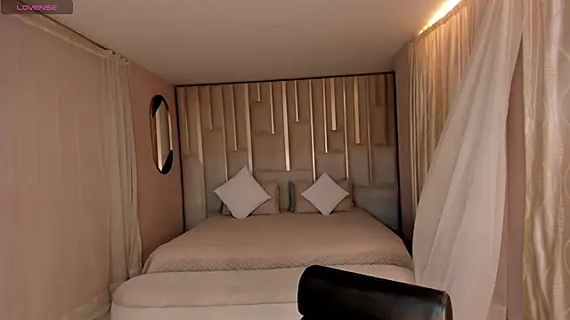 LucyWeiss  online show from October 7, 7:22 pm