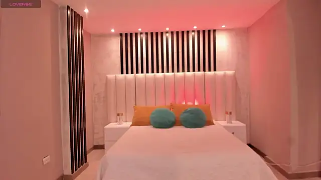 LucyWeiss  online show from November 12, 8:41 pm