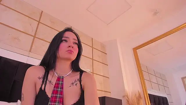 Snapshot of RoxyLior chatting on December 23, 3:59 am RoxyLior online show from December 23, 3:59 am