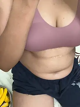 Snapshot of Sex_Queen_aaraya chatting on May 18, 6:14 pm Sex Queen aaraya online show from May 18, 6:14 pm