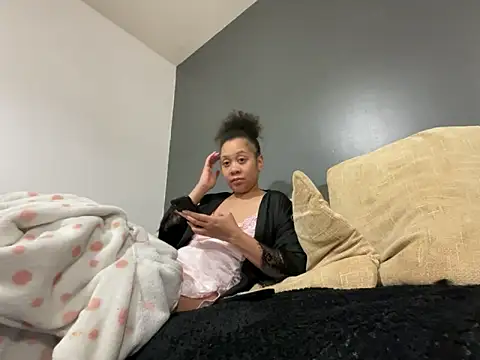 MILF Stephanie online show from December 17, 5:02 am