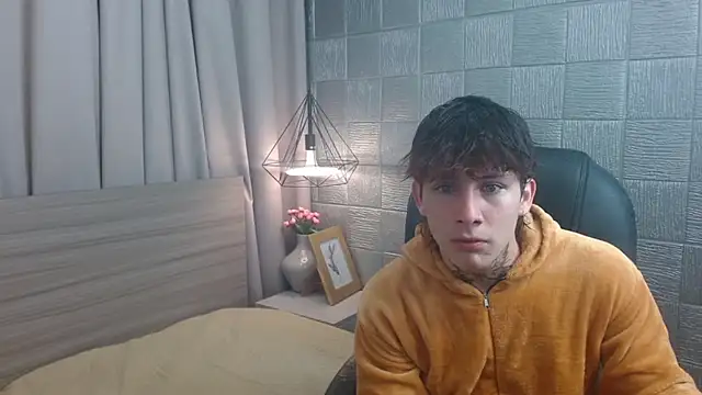 Snapshot of Iantwink18 chatting on September 11, 4:23 am Iantwink18 online show from September 11, 4:23 am