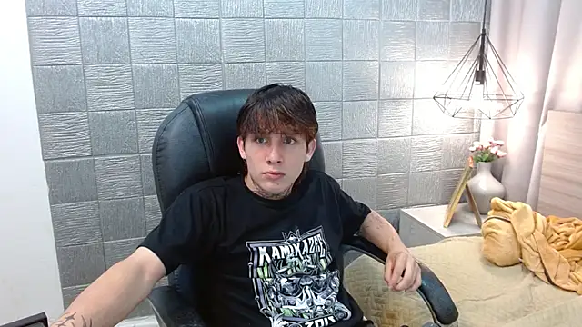 Snapshot of Iantwink18 chatting on September 19, 8:31 pm Iantwink18 online show from September 19, 8:31 pm