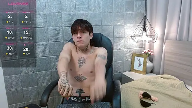 Snapshot of Iantwink18 chatting on September 20, 11:11 am Iantwink18 online show from September 20, 11:11 am