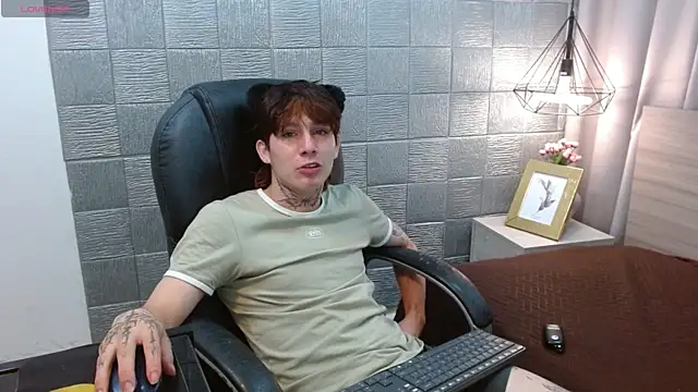 Snapshot of Iantwink18 chatting on September 22, 1:02 pm Iantwink18 online show from September 22, 1:02 pm