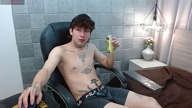 Snapshot of Iantwink18 chatting on September 23, 9:12 am Iantwink18 online show from September 23, 9:12 am