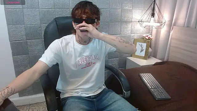 Snapshot of Iantwink18 chatting on September 24, 3:04 pm Iantwink18 online show from September 24, 3:04 pm