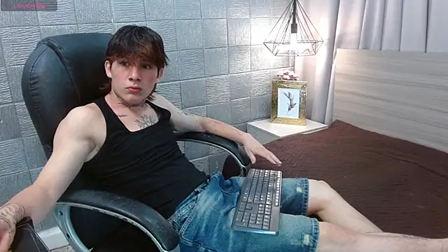 Snapshot of Iantwink18 chatting on September 29, 1:05 pm Iantwink18 online show from September 29, 1:05 pm