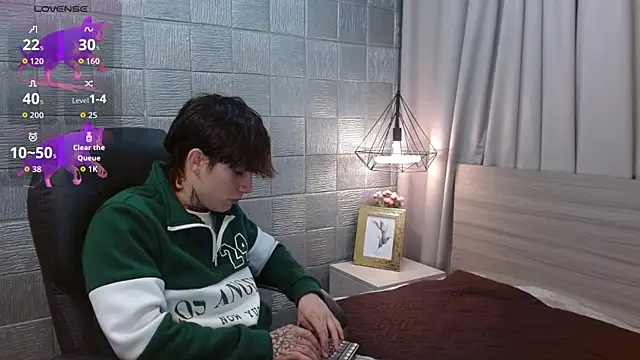 Snapshot of Iantwink18 chatting on October 1, 5:52 pm Iantwink18 online show from October 1, 5:52 pm