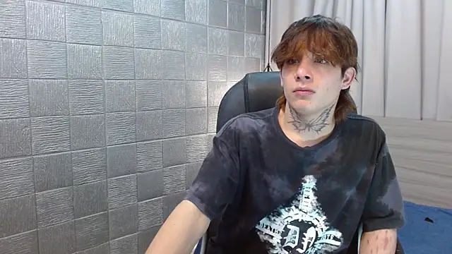 Snapshot of Iantwink18 chatting on October 5, 8:29 pm Iantwink18 online show from October 5, 8:29 pm