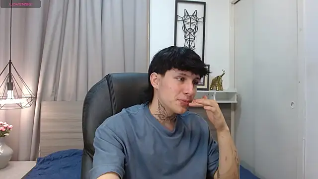 Snapshot of Iantwink18 chatting on October 9, 10:30 pm Iantwink18 online show from October 9, 10:30 pm