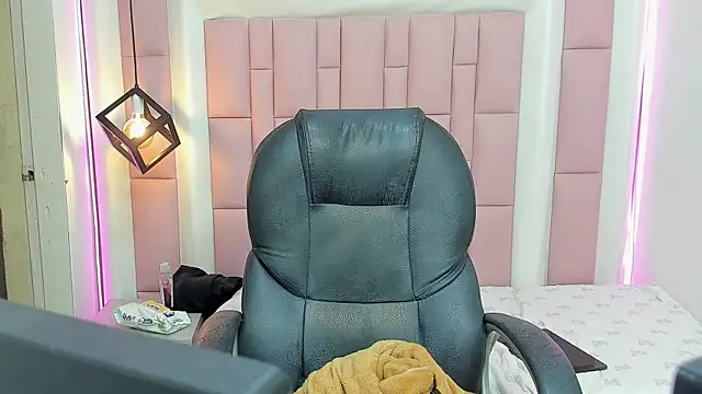 Snapshot of Iantwink18 chatting on October 10, 10:36 am Iantwink18 online show from October 10, 10:36 am