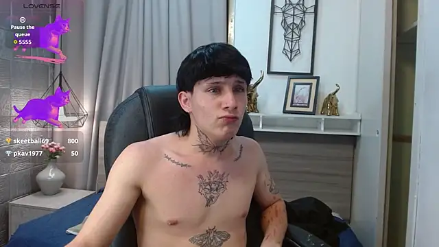 Snapshot of Iantwink18 chatting on October 12, 8:13 am Iantwink18 online show from October 12, 8:13 am