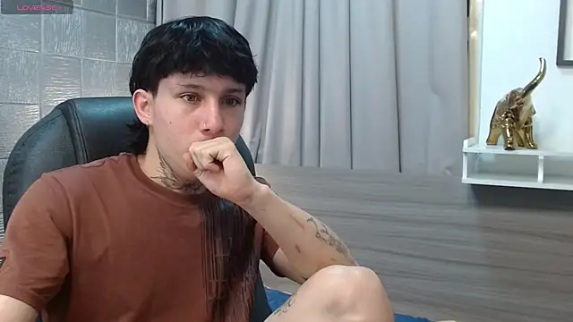 Snapshot of Iantwink18 chatting on October 12, 8:52 pm Iantwink18 online show from October 12, 8:52 pm