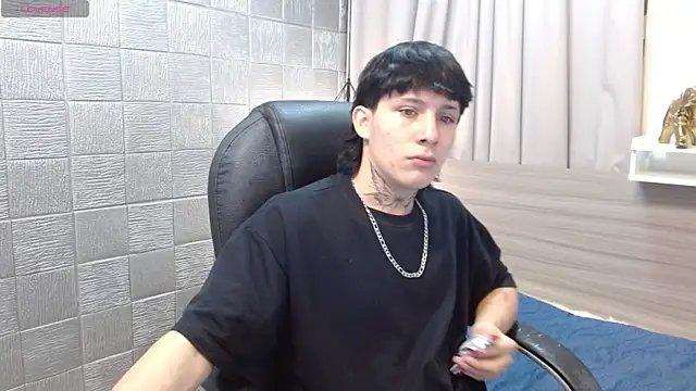 Snapshot of Iantwink18 chatting on October 15, 7:36 pm Iantwink18 online show from October 15, 7:36 pm