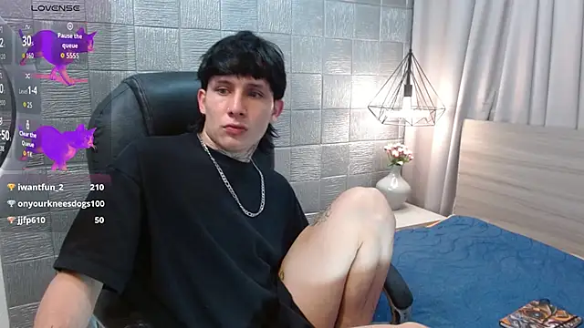 Snapshot of Iantwink18 chatting on October 16, 10:16 am Iantwink18 online show from October 16, 10:16 am